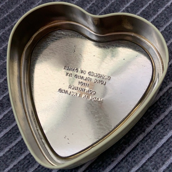Vintage Heart Metal Tin made in England / Small Vintage Tin / Heart Keepsake Tin - Picture 11 of 16